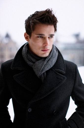 Style Homme. Beau Jeune Homme En Manteau D'hiver Et Écharpe Se
