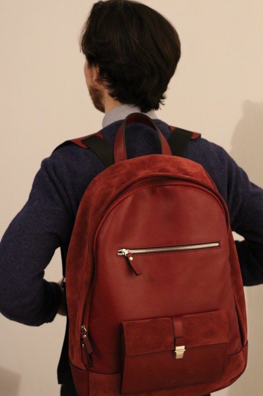 test-leo-violette-leather-backpack-bordeau-maroquinerie-homme-ensemble