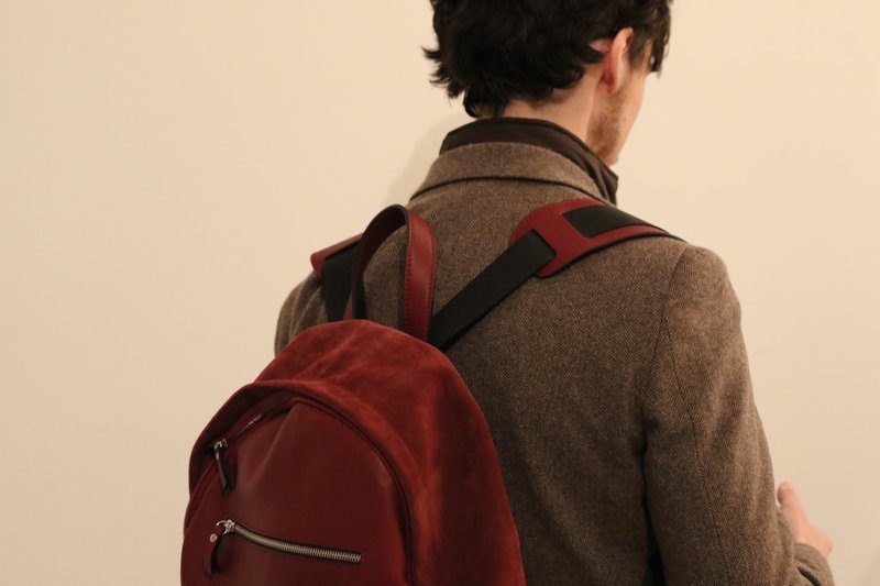 test-leo-violette-leather-backpack-bordeau-maroquinerie-homme-epaules