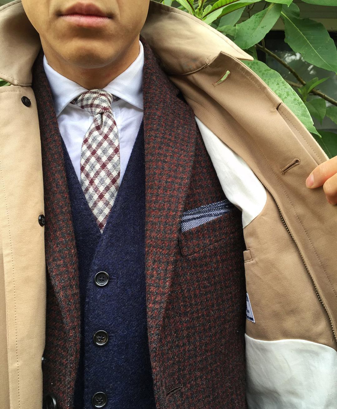 imchanism-cravatebrooksbrothers-giletjcrew-vesteuniqlo-trenchclubmonaco