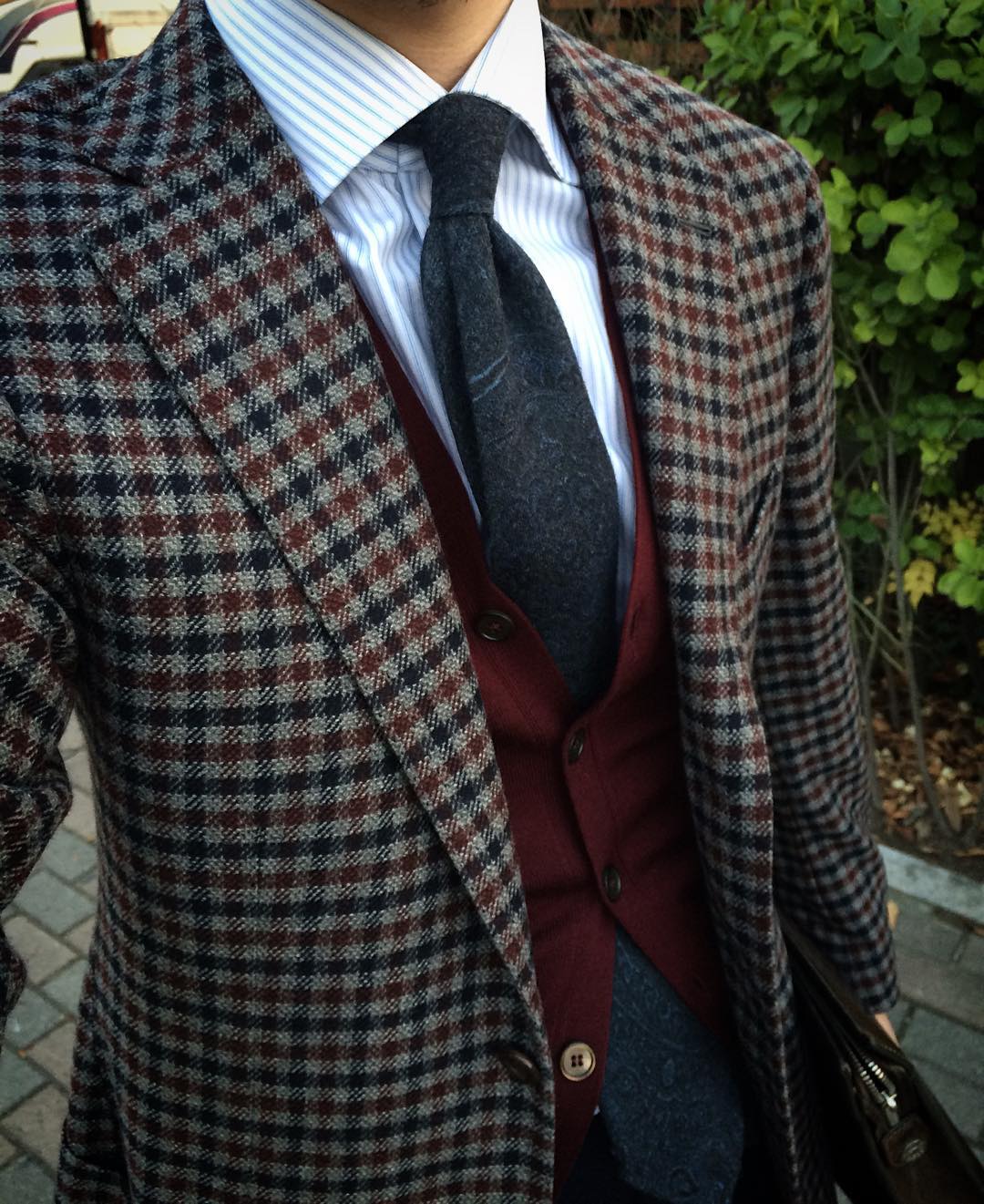 Excellent combination between this Cesare Attolini cashmere checked jacket, the woolen Memento Mori tie, the Barba Napoli preppy stripped shit and the red Zanone knit. By @kyong_jj