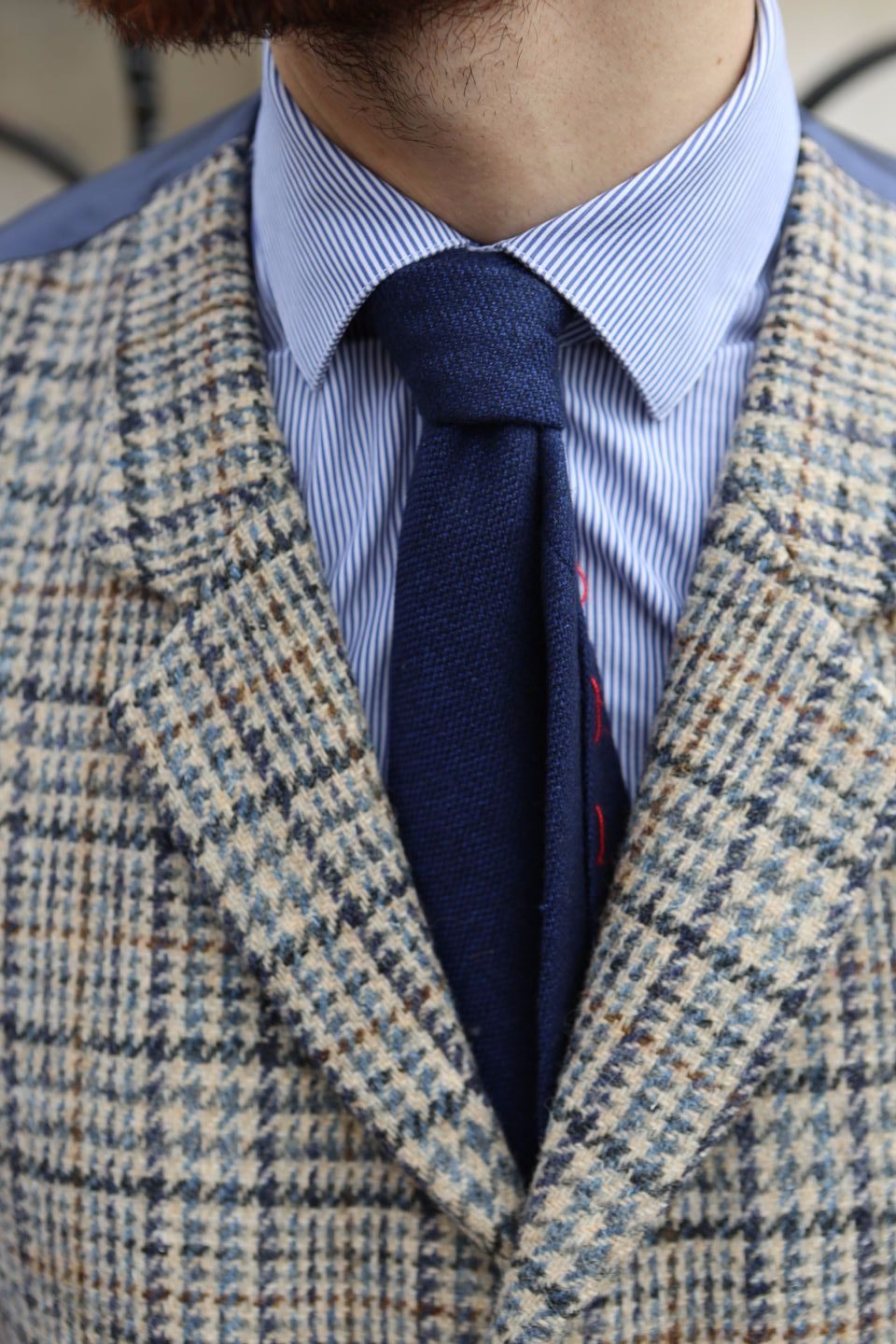 test-cravate-homme-laine-cachemire-cinabre-bleue-exterieur