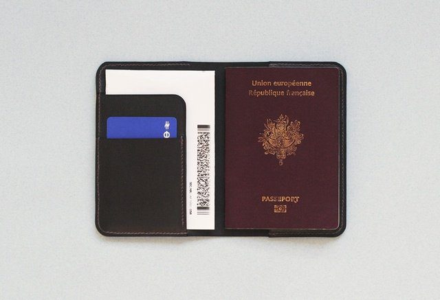 test-laperruque-maroquinerie-accessoire-homme-porte-passeport