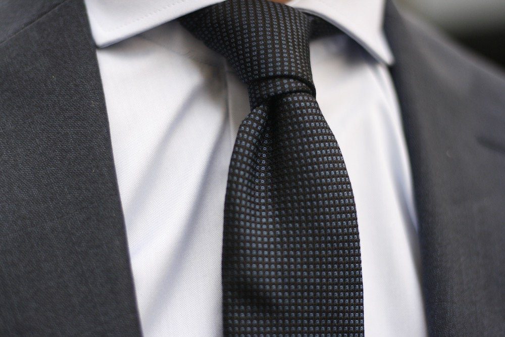 article-cinabre-finitions-cravate-bleu-noeud