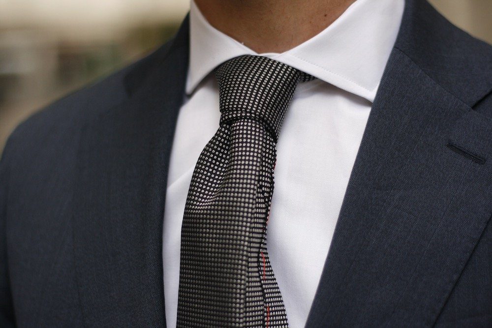 article-cinabre-finitions-cravate-grise