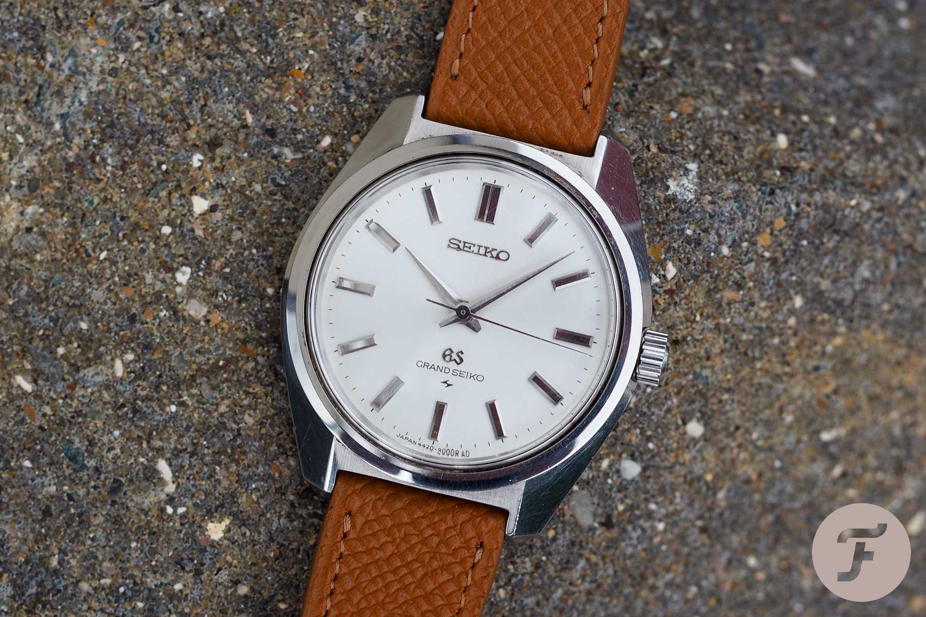 Primo piano di un Grand Seiko 44GS del 1967, quadrante argentato e lancette dauphine
