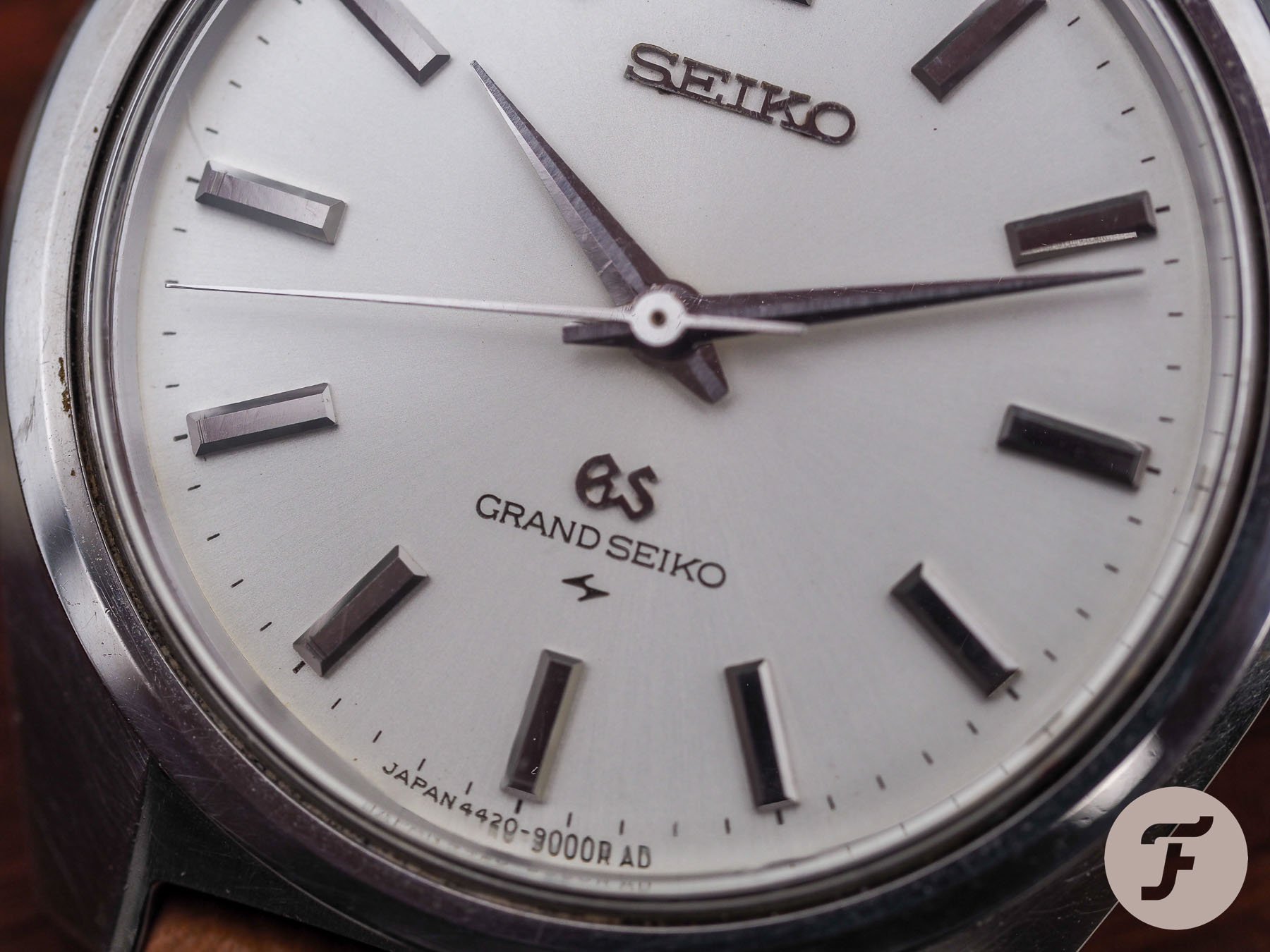 Dettagli di un quadrante Grand Seiko 44GS vintage: indici lucidati, logo Seiko e GS applicati