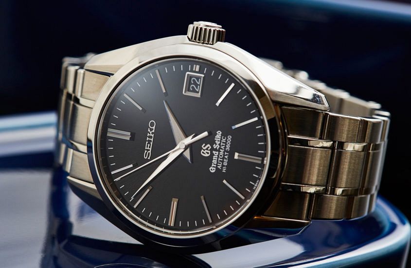 La Grand Seiko Hi-Beat SBGH005 (quadrante nero) da un'angolazione che rivela le sue finiture