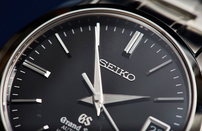 Dettaglio del quadrante nero SBGH005: indici scanalati sulla parte superiore e logo Seiko applicato