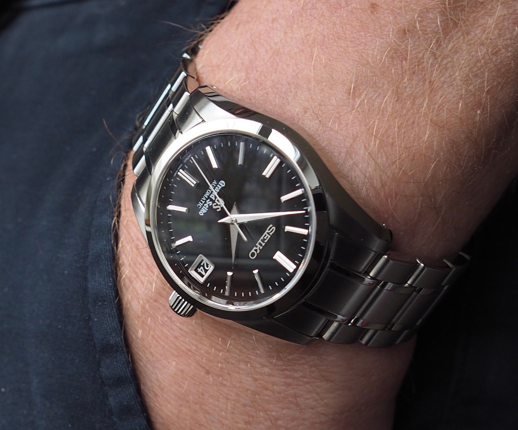 La SBGR253 (solo logo GS) al polso: un'eleganza classica, tra Rolex Datejust e GS vintage