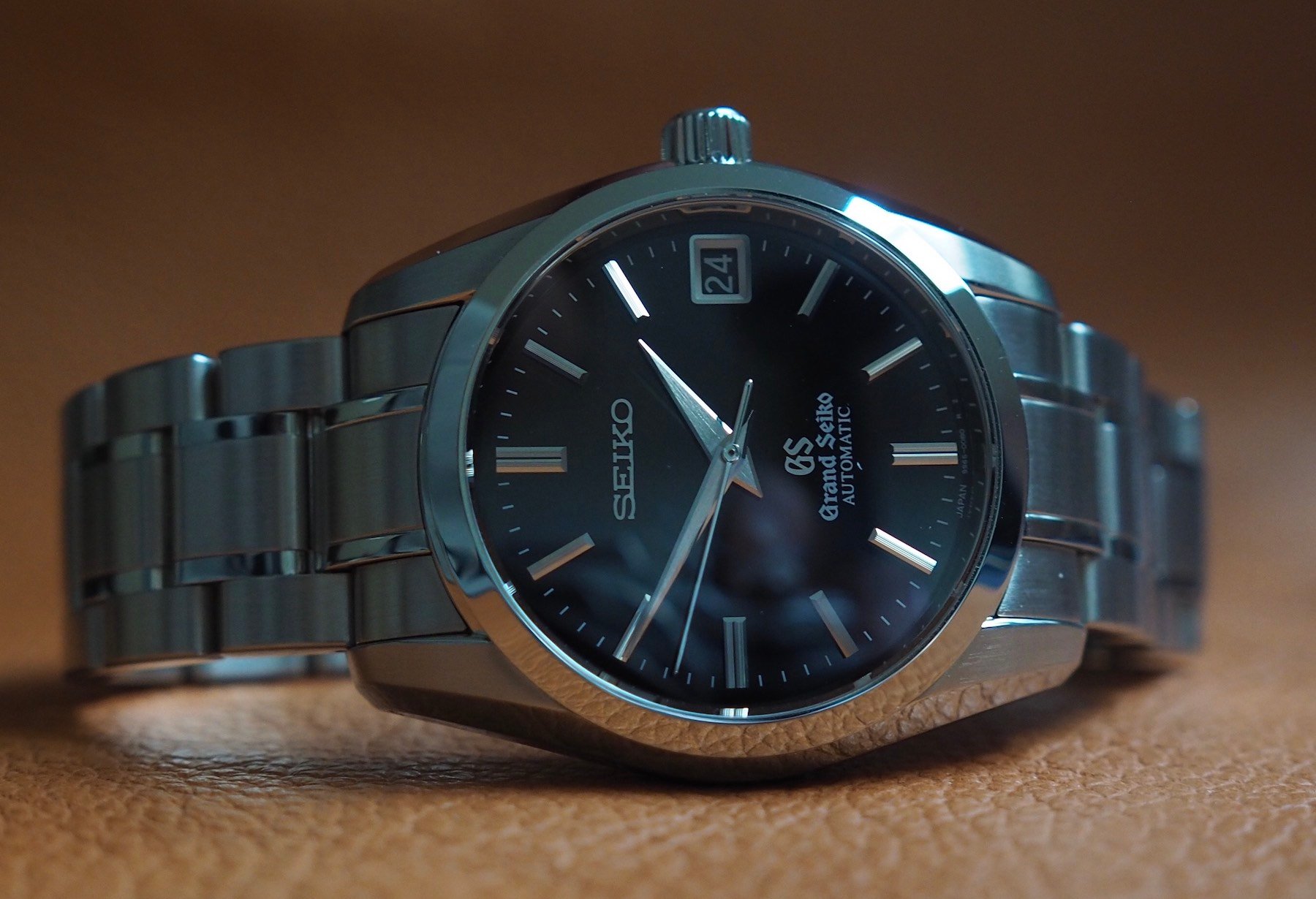 La SBGR053 (identica alla SBGR001 ma con iscrizione Chronometer) illustra lo stile della cassa GS di fine anni '90