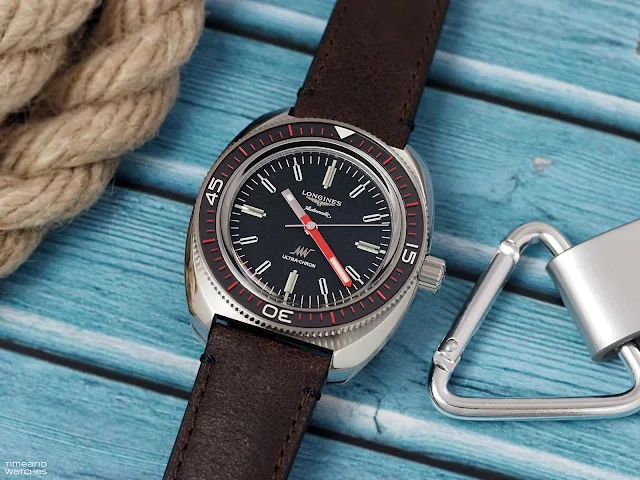 Réédition moderne de l’Ultra-Chron Diver 1968 (modèle 2022) : boîtier coussin acier 43 mm, cadran noir à aiguilles et index luminescents, trotteuse rouge, lunette noire graduée 60