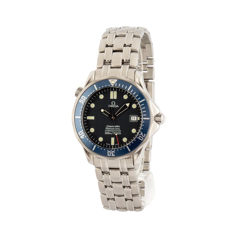 Omega Seamaster Diver 300M « Bond » réf. 2531.80 en acier 41 mm, lunette bleue et cadran bleu motif vague, bracelet acier.