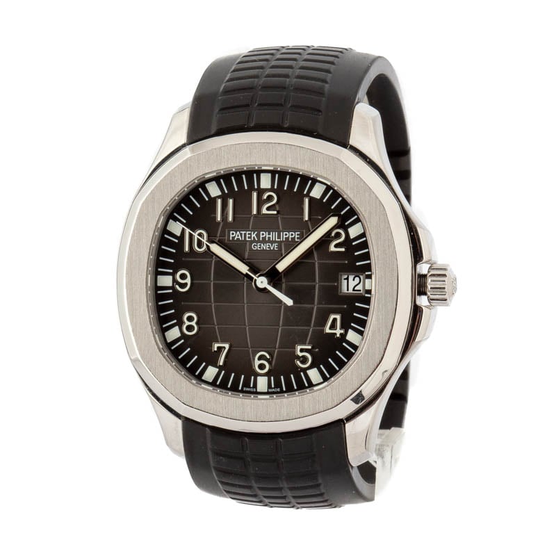 Patek Philippe Aquanaut 5167A-001 en acier sur bracelet composite noir, cadran noir à motif quadrillé et chiffres arabes appliqués.