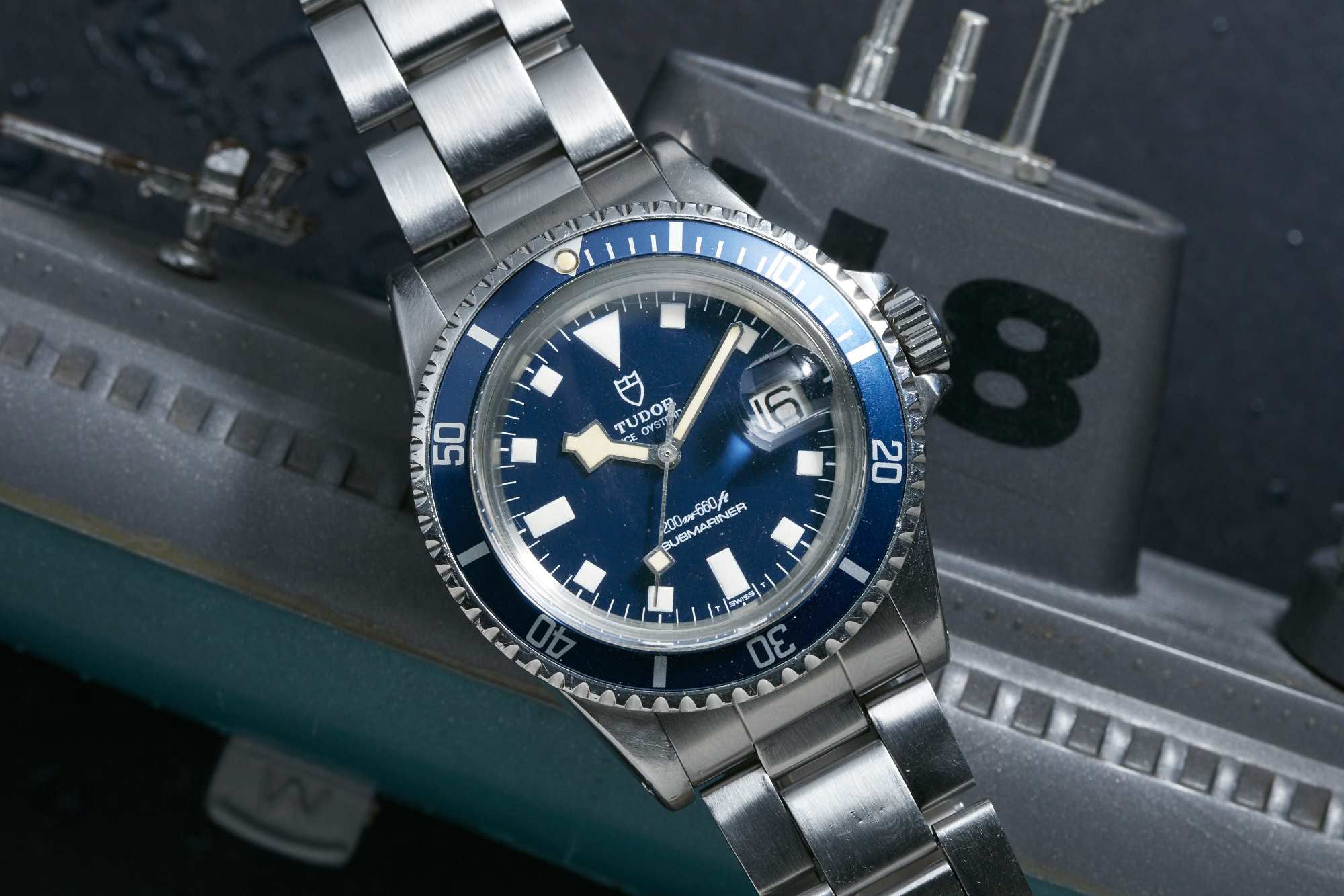 Tudor Submariner Snowflake ref. 94110 esfera azul, vista frontal con brazalete Oyster
