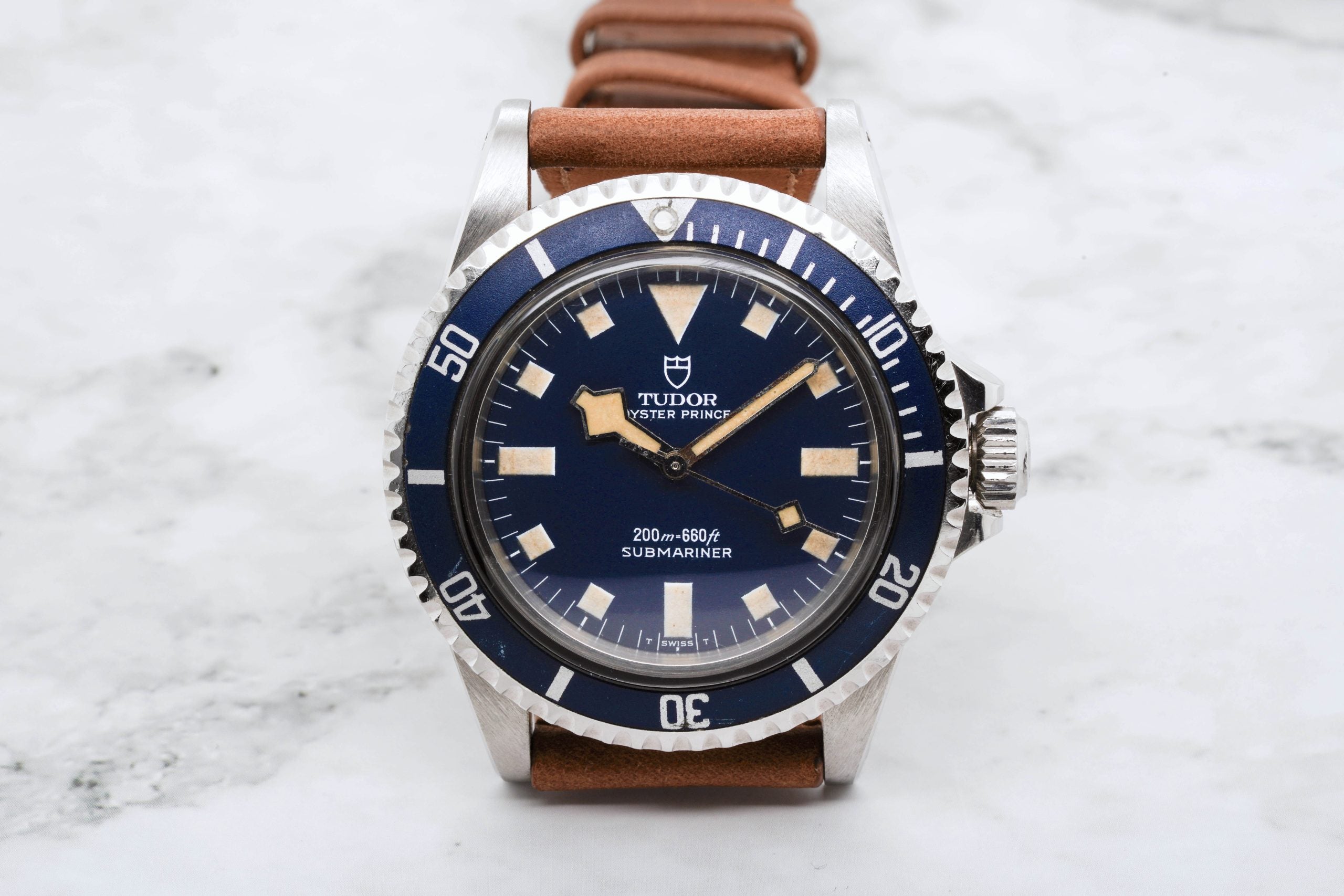 Tudor Submariner 9401/0 «Snowflake» - Esfera azul marino sin fecha, índices cuadrados y agujas Snowflake, caja Oyster de acero de 40 mm, bisel giratorio azul de 60 min, con brazalete de acero remachado original