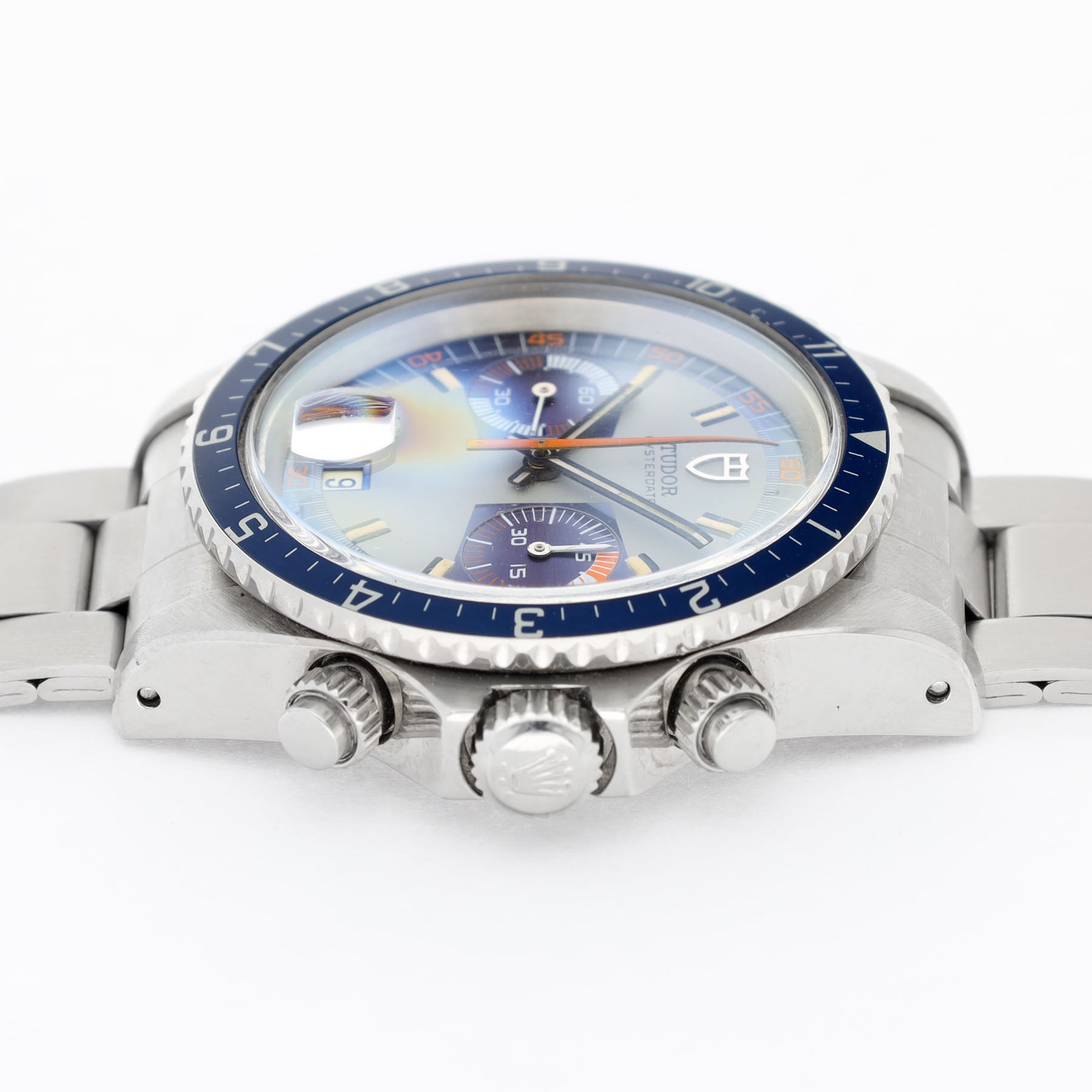 Perfil de un Tudor 7169 mostrando la carrura gruesa, el bisel azul de 12h, la corona Rolex y los dos pulsadores del cronógrafo no atornillados