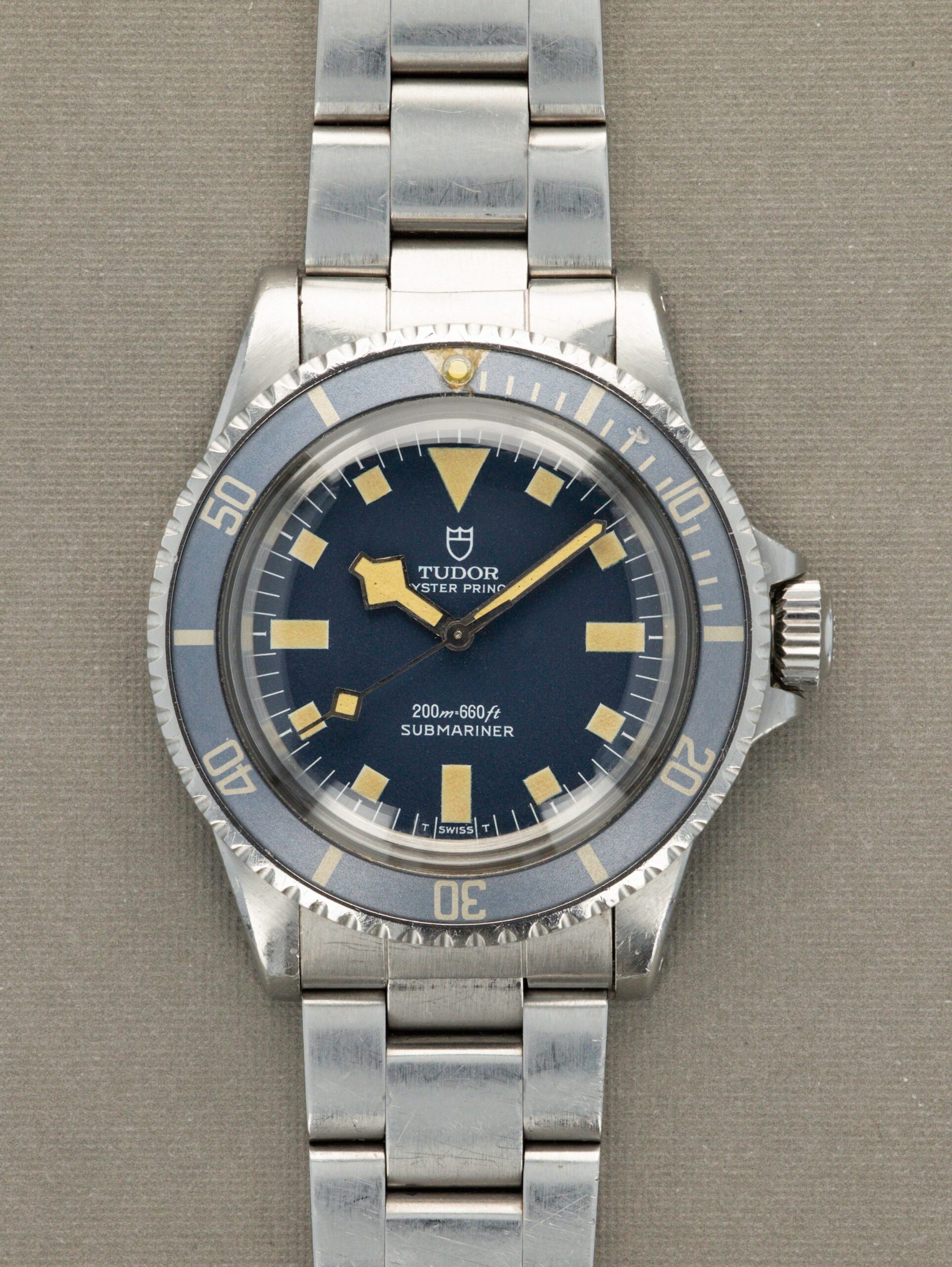 Vista frontal de un Tudor Submariner Snowflake 9401/0 azul: se distinguen claramente las agujas de copo de nieve, los índices cuadrados patinados y la ausencia de ventanilla de fecha a las 3h