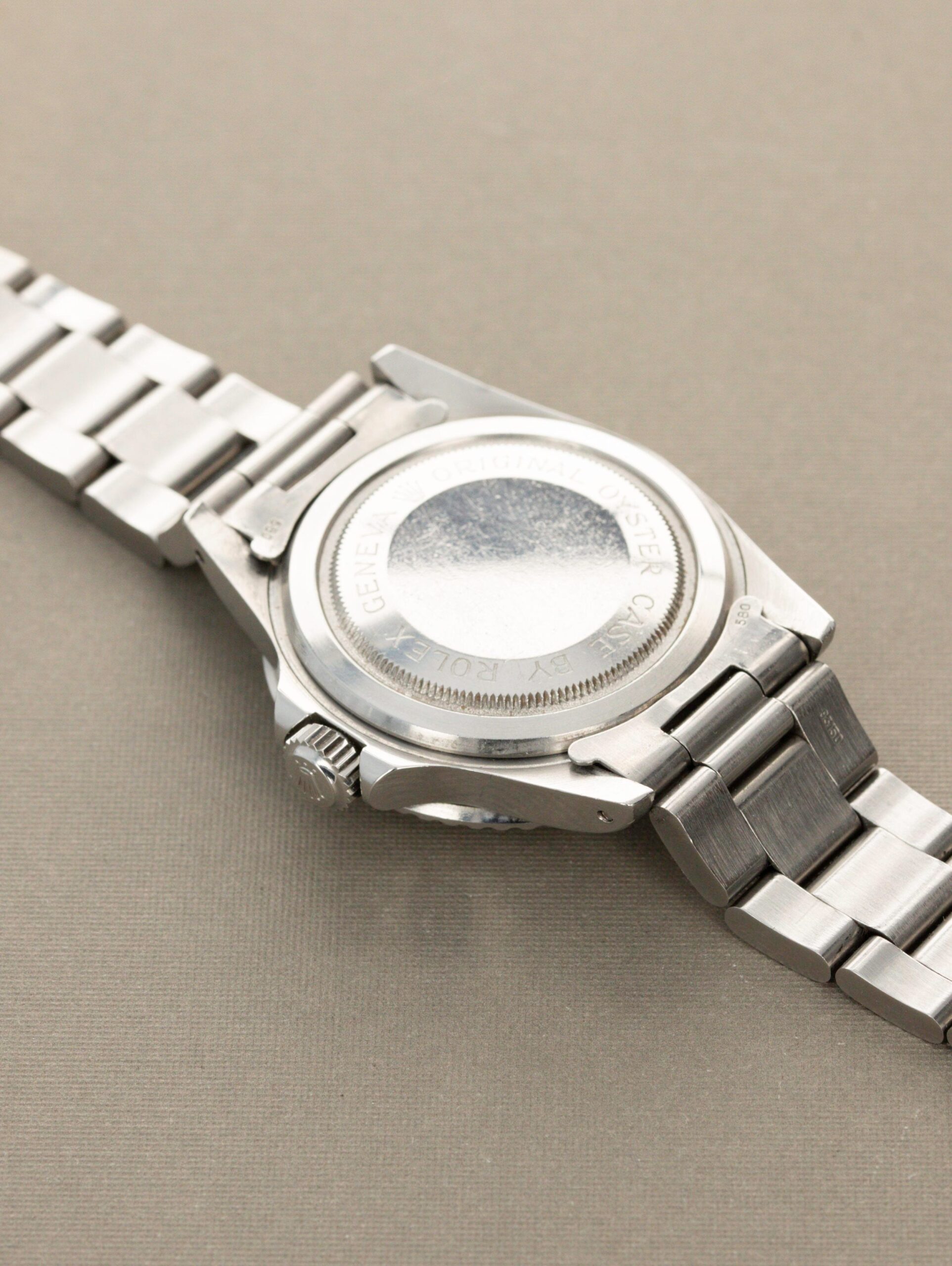Vista del fondo de caja de un Tudor Oyster Prince de 1967: se lee 'Original Oyster Case by Rolex Geneva'. La corona atornillada también lleva el logotipo de Rolex.