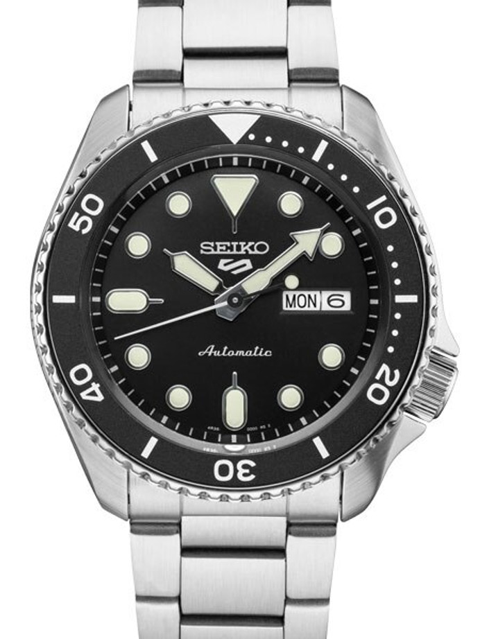 Seiko 5 Sports SRPD55K1, montre automatique noire de style plongeur 42mm sur bracelet acier.