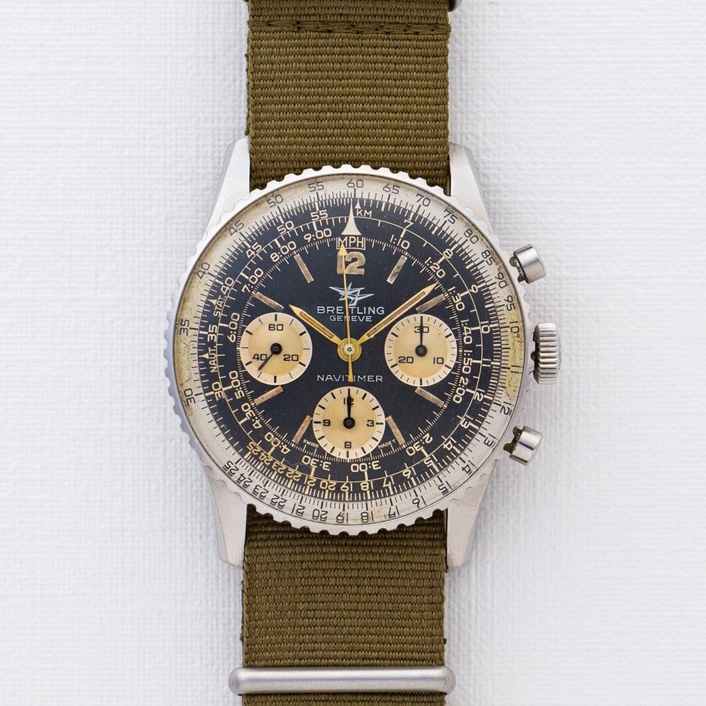 Breitling Navitimer 806 des années 60 sur NATO kaki, cadran noir avec règle à calcul, index et aiguilles patinés couleur champagne