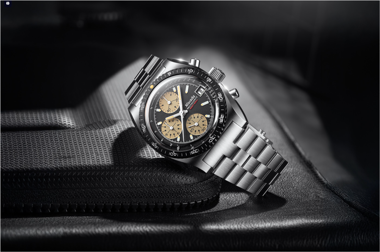 Nivada Chronosport Mecaquartz en situation - cadran noir avec index et sous-cadrans « sand » vieillissants, sur bracelet acier