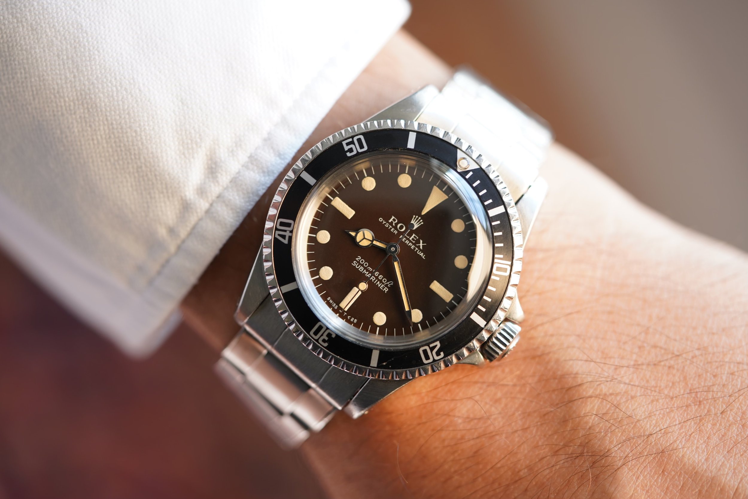Gros plan d’une Rolex Submariner 5513 de 1966 au cadran devenu marron tropical