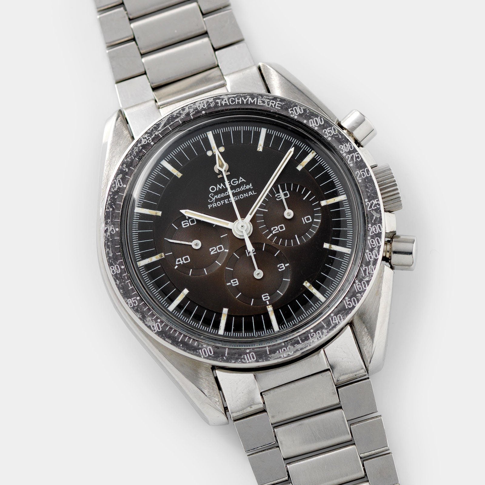 Omega Speedmaster 145.012 de 1968 avec un cadran noir légérement passé
